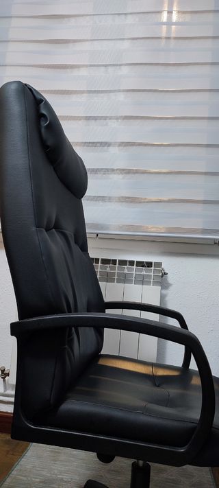 Silla de escritorio regulable, con algún arañazo. 