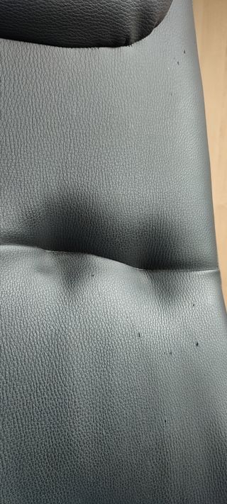 Silla de escritorio regulable, con algún arañazo. 