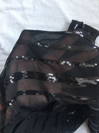 Blusa negra con lentejuelas. Mango