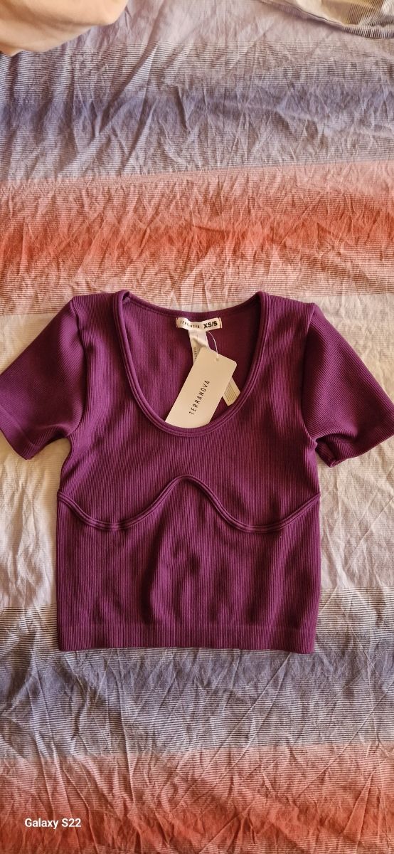 Maglietta manica corta pancia scoperta.