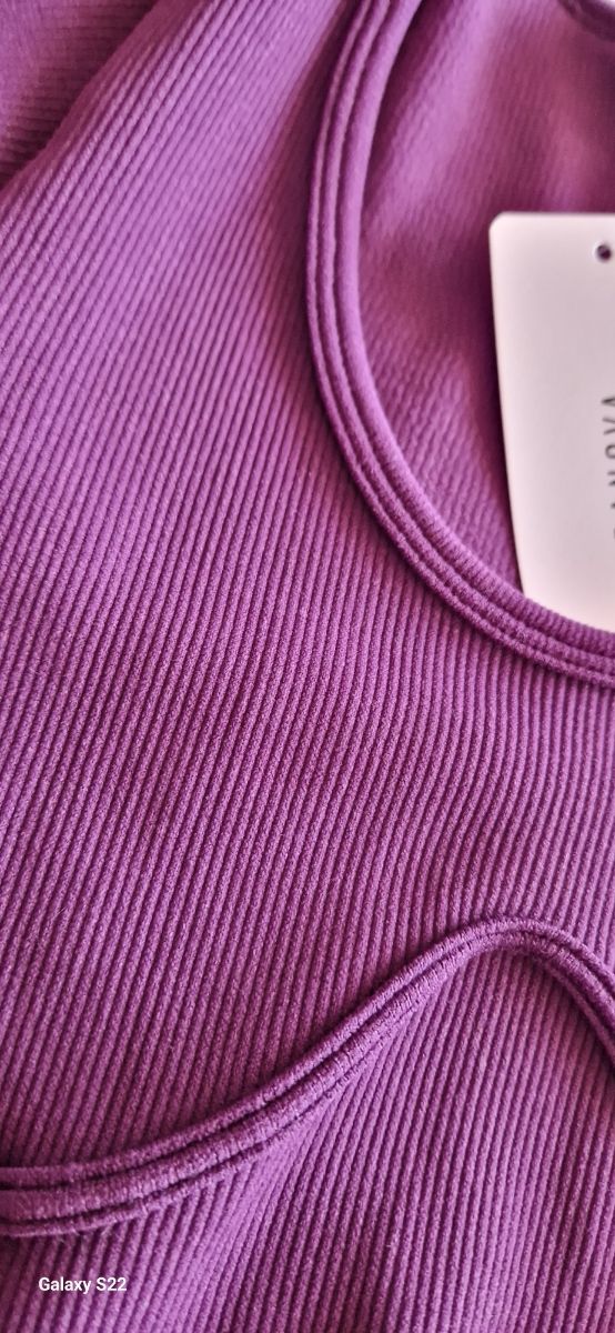 Maglietta manica corta pancia scoperta.