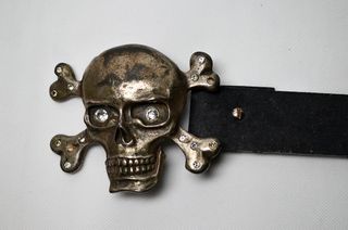 Borchia cintura con teschio dark goth