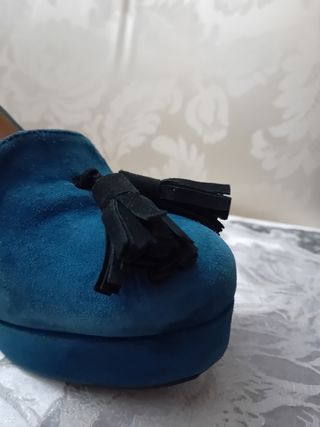 E090-Zapatos ante color azul pavo/negro