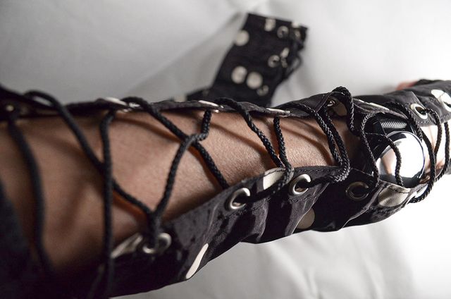 Manicotti a pois con fibbie dark gothic