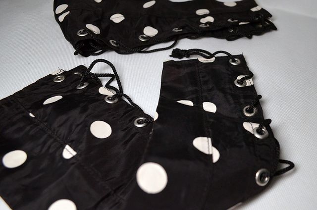 Manicotti a pois con fibbie dark gothic