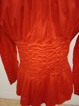 Bonita camisa roja de vestir