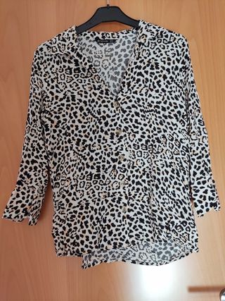 Camisa animal print Stradivarius de segunda mano por 7 EUR en