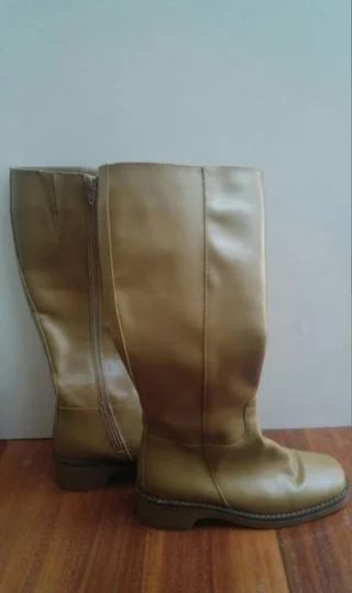 BOTAS ALTAS PIEL COLOR BEIGE (beis)