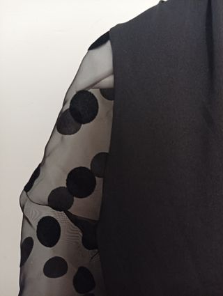 Blusa negra con mangas de tul 