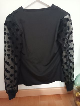 Blusa negra con mangas de tul 