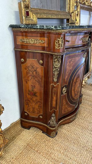 Entredós o mueble recibidor con marquetería.