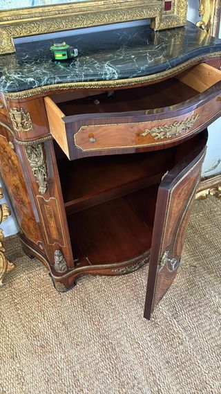 Entredós o mueble recibidor con marquetería.