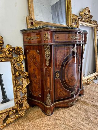 Entredós o mueble recibidor con marquetería.