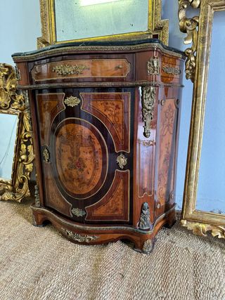 Entredós o mueble recibidor con marquetería.