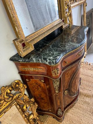 Entredós o mueble recibidor con marquetería.