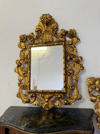 Espejo cornucopia dorado con penacho.