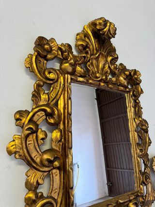 Espejo cornucopia dorado con penacho.