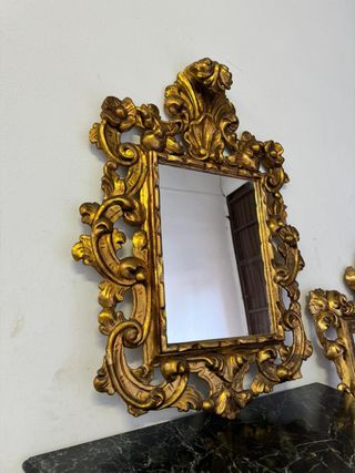 Espejo cornucopia dorado con penacho.