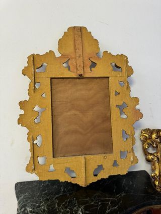 Espejo cornucopia dorado con penacho.