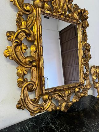 Espejo cornucopia dorado con penacho.