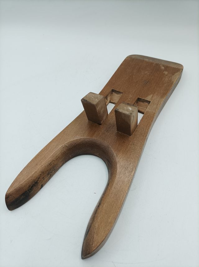 Antiguo extractor de botas, sacabotas.