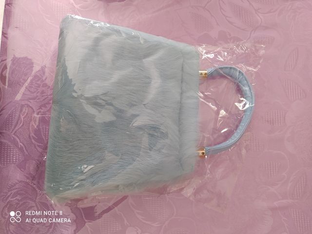Borsa nuova con vera pelliccia colore celeste
