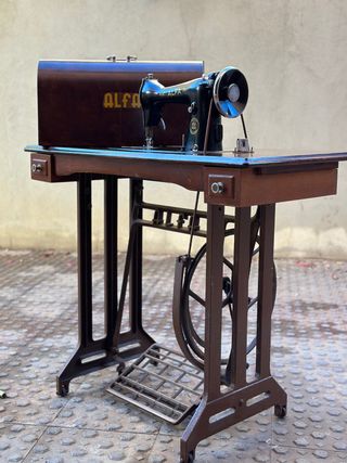 Maquina de coser Alfa antigua