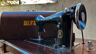 Maquina de coser Alfa antigua