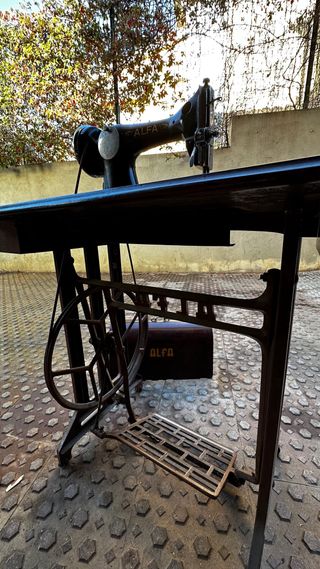 Maquina de coser Alfa antigua