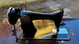 Maquina de coser Alfa antigua