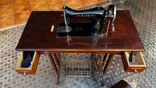 Maquina de coser Alfa antigua
