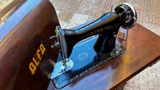 Maquina de coser Alfa antigua