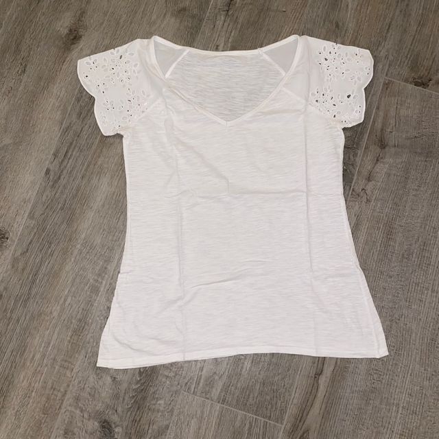 T-shirt cotone bianco con maniche in sangallo