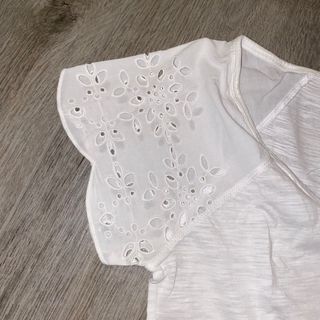 T-shirt cotone bianco con maniche in sangallo