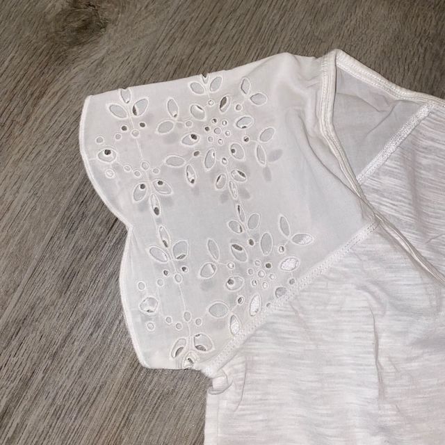 T-shirt cotone bianco con maniche in sangallo