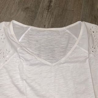 T-shirt cotone bianco con maniche in sangallo