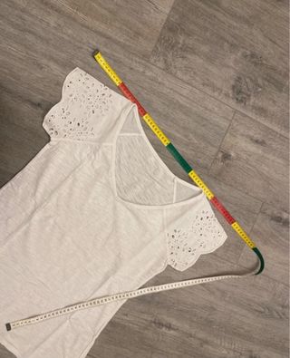 T-shirt cotone bianco con maniche in sangallo