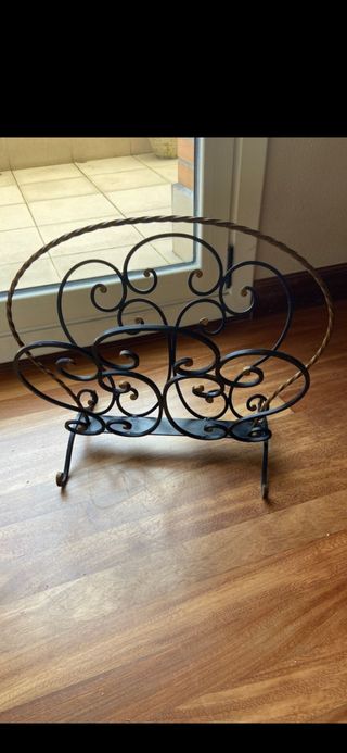 Elegante revistero de hierro forjado