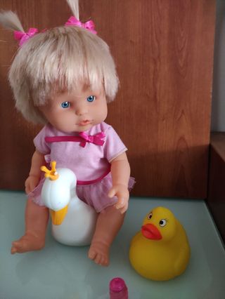 Muñeca Nenuca baño de Famosa+ biberones  