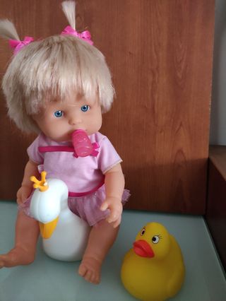 Muñeca Nenuca baño de Famosa+ biberones  