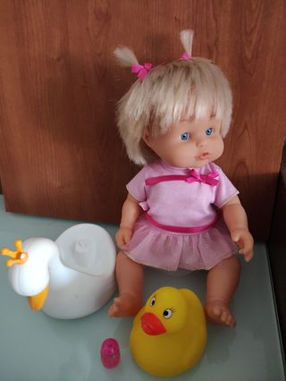 Muñeca Nenuca baño de Famosa+ biberones  