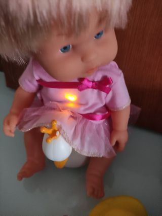 Muñeca Nenuca baño de Famosa+ biberones  