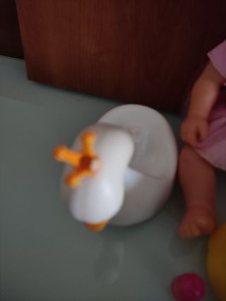 Muñeca Nenuca baño de Famosa+ biberones  
