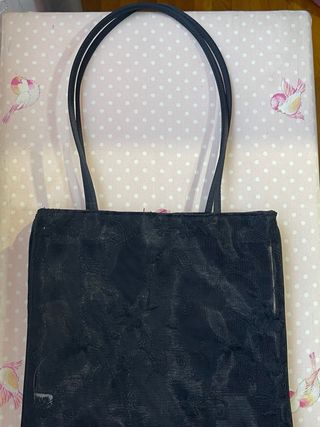 bolso negro con estampado