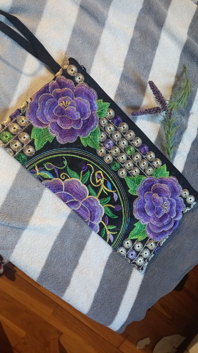 Bolso bordado nuevo