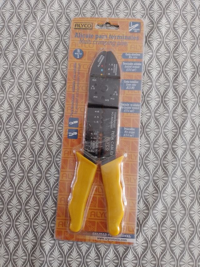 Alicate para terminales.