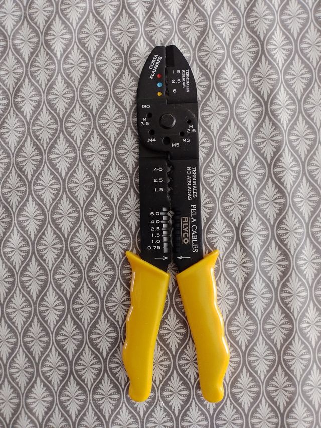 Alicate para terminales.