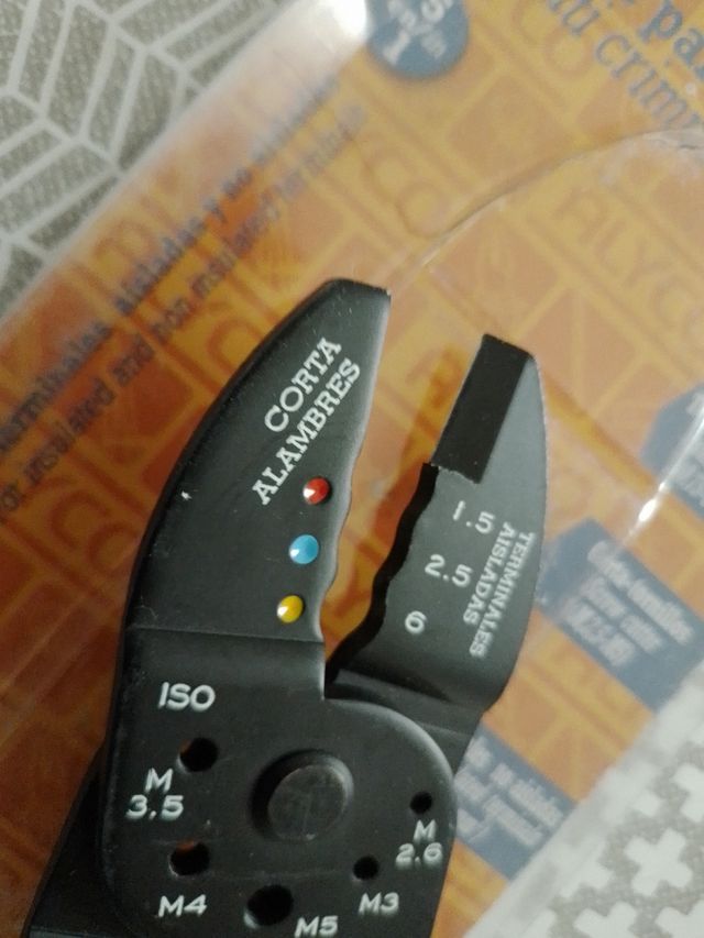 Alicate para terminales.