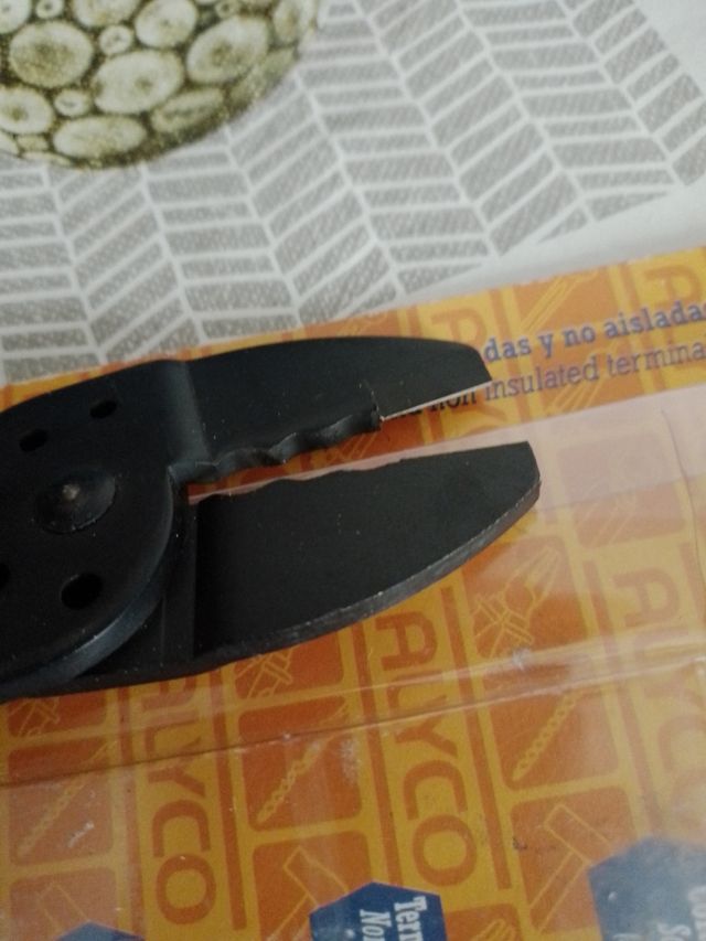 Alicate para terminales.