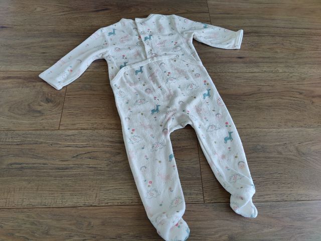 Pijama con pies para bebé de Kiabi